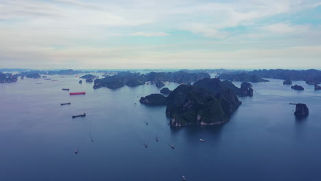 Die-Halong-Bucht-Empfängt-Sie-Mit-Offenem-Wasser