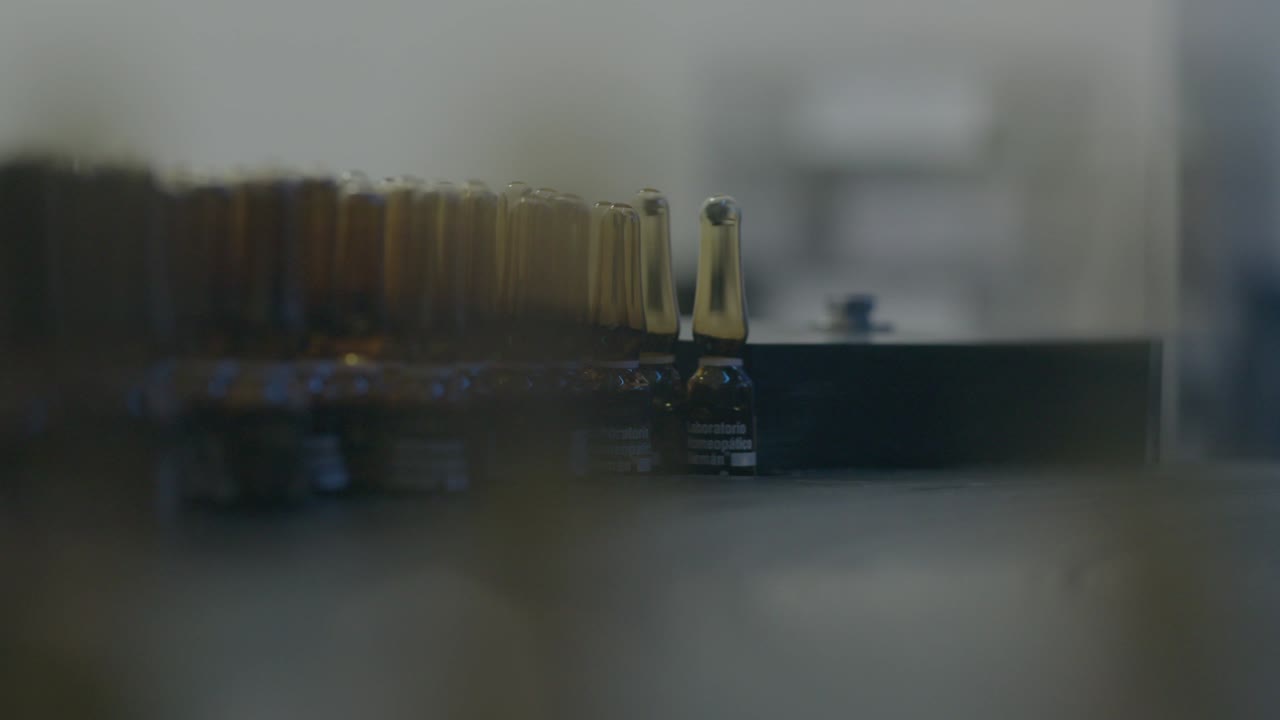 close-up view of a machine that quickly moves and selects bottles, ensuring fast and efficient processing.