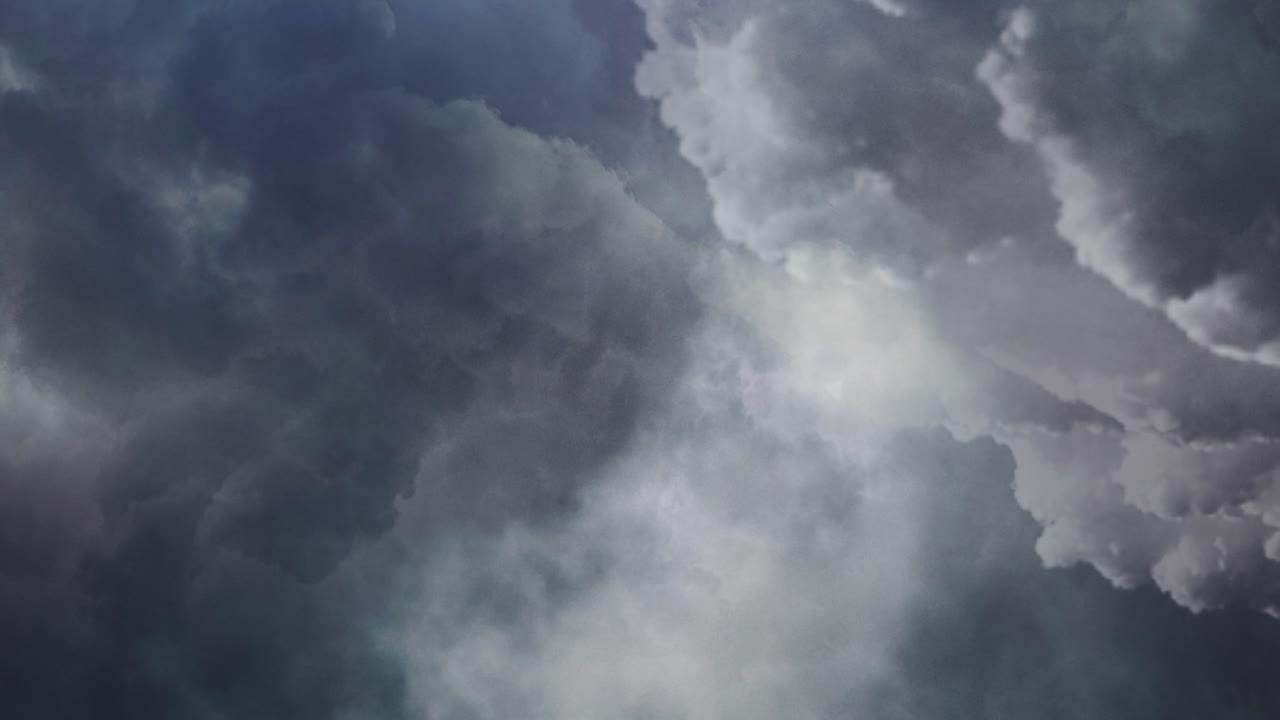 움직이는 하늘에서 어두운 적란운 구름을 통해 비행의 보기