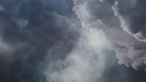 vista de volar a través de nubes cumulonimbus oscuras en el cielo en movimiento