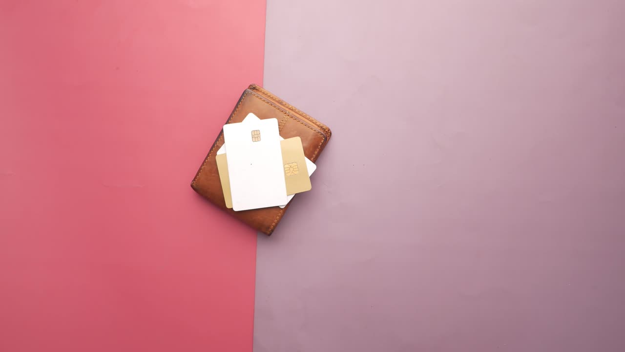 primer plano de la mano de una persona con tarjeta de crédito