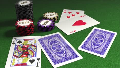 Karten,-Die-Auf-Einen-Pokertisch-Mit-Stapeln-Von-Spielchips-Ausgeteilt-Werden---Pokerhände---Drei-Offene-Karten-Und-Zwei-Verdeckte-Karten,-Mit-Blau-Gemusterten-Rückseiten