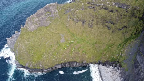 Irland-Die-Klippen-Von-Moher,-Blick-Auf-Den-Exponierten-Weg-Zum-Fuß-Der-Klippen