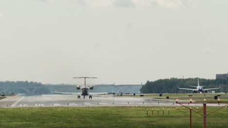 el avión regional despega de la pista hacia el cielo vacío.