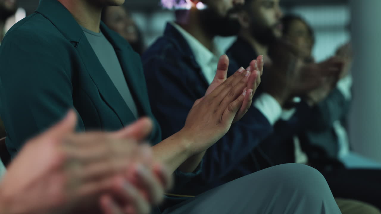 el público aplaudiendo en una presentación