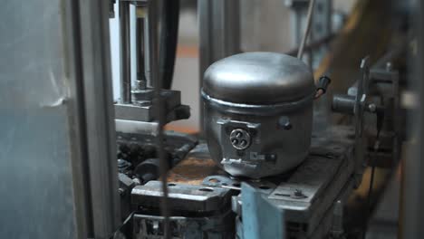 dispositivo metálico que se mueve en la línea transportadora en la planta. dispositivo eléctrico de producción