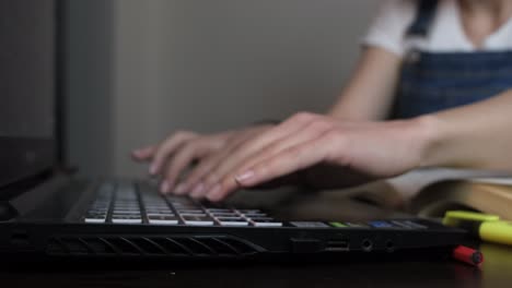 portátil usando el teclado