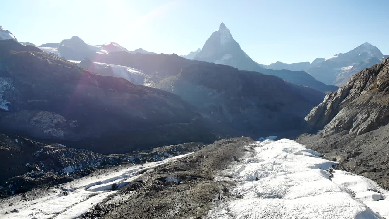 sobrevuelo aéreo sobre el glaciar gorner en gornergrat en zermatt, suiza, con vistas al cervino en el fondo de las grietas heladas