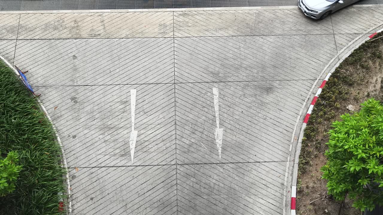 주차장 교차로 방향 화살표와 자동차