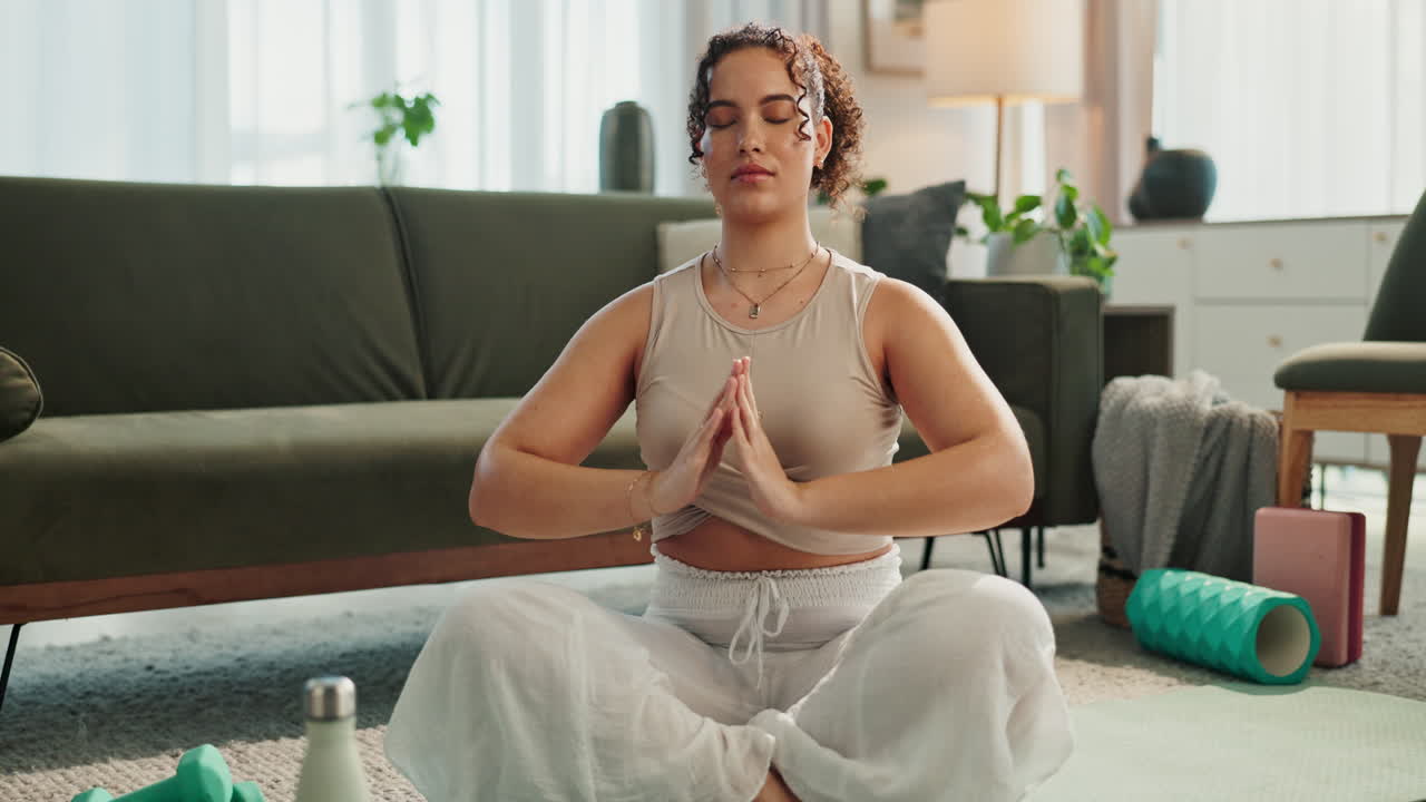 Mujer practicando yoga y meditación
