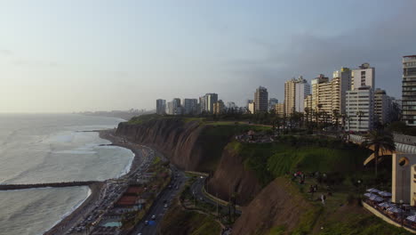 Imágenes-De-Drones-De-La-Costa-De-Lima,-Perú-Desde-Miraflores