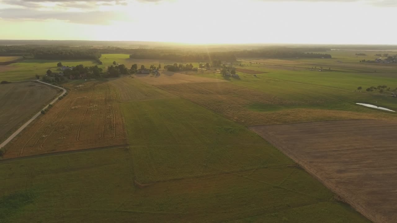 rayos de sol en el horizonte sobre el asentamiento lituano