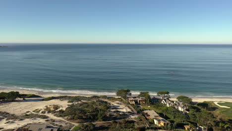 Vista-De-Drones-De-Carmel-Beach,-California.-Tiro-De-Retroceso