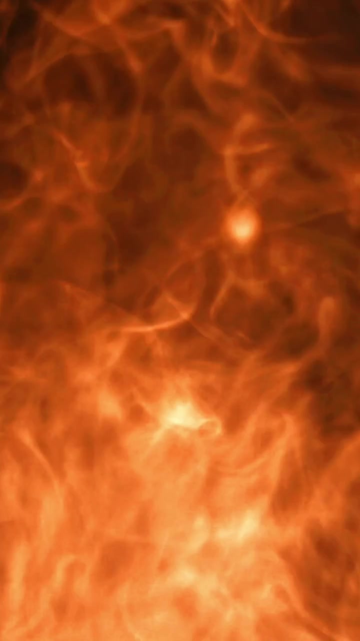 Fumo astratto arancione e rosso fuoco che turbina su sfondo nero