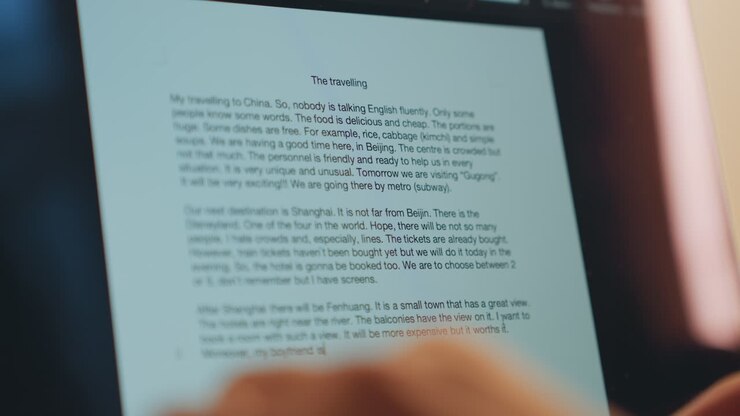 Nattlesing av e-bok i rolige omgivelser. Fredelig kveld tilbrakt med å lese på nettbrett i hotellatmosfære. Stille natt med digital litteratur og dempet belysning i et koselig hotellmiljø.