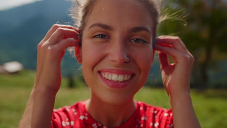 retrato de una chica alegre sonriendo a la cámara en un prado verde. modelo posando en la naturaleza.