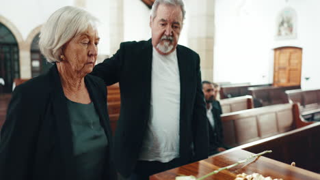 funeral, iglesia y personas con flores en el ataúd