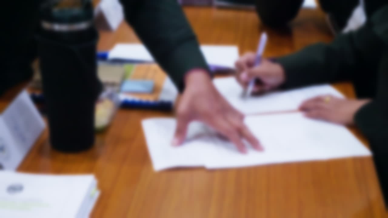 gente borrosa trabajo en equipo y planificación con lluvia de ideas borrosa sala de reuniones en la oficina