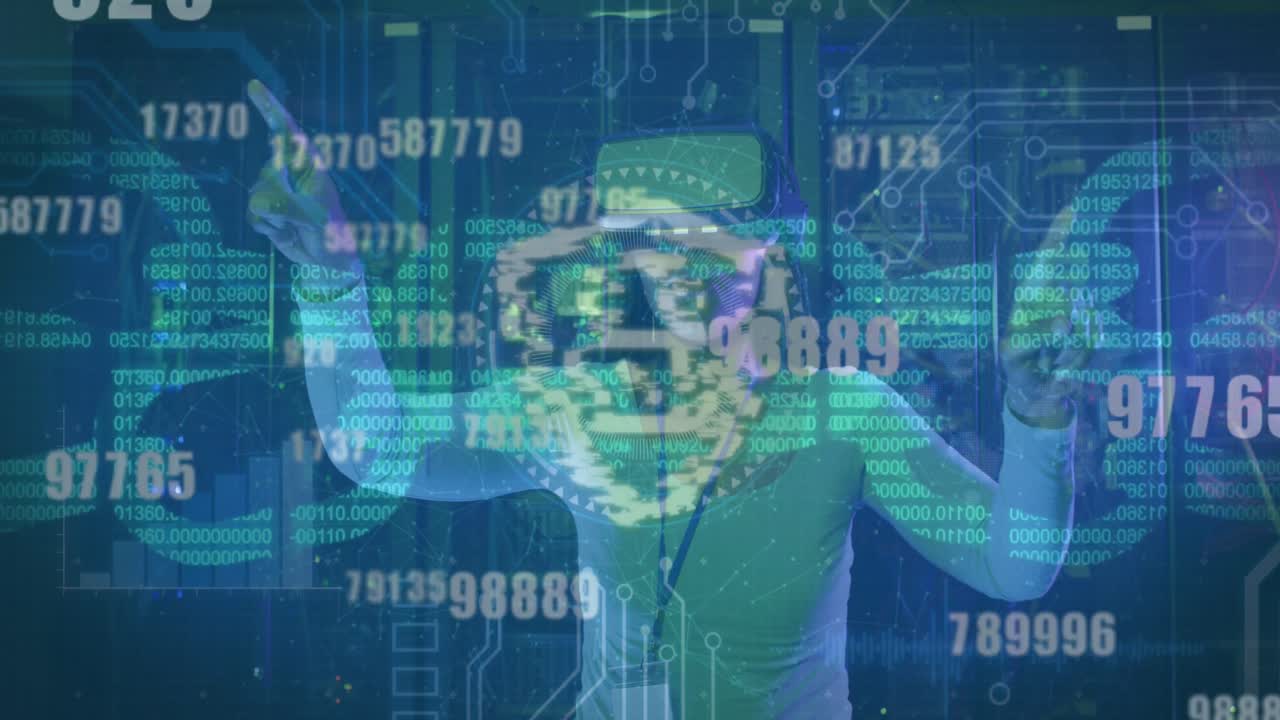 animación del procesamiento de datos sobre una trabajadora de la sala de servidores afroamericana usando auriculares vr