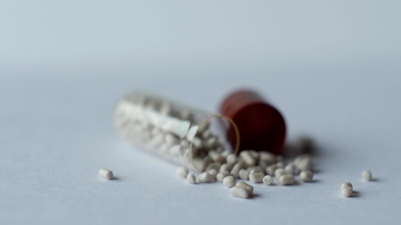 색에 회전하는 알약