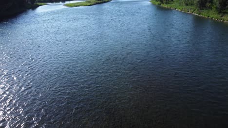 Fesselnde-Sommeransichten-Des-Bow-River-Von-Oben,-Calgary,-Alberta,-Kanada