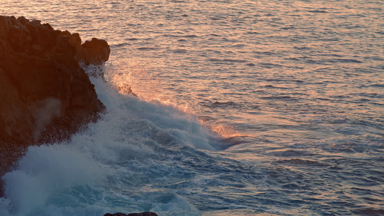 el océano espumoso salpicando el acantilado por la mañana la naturaleza de cerca. el agua se estrella al amanecer