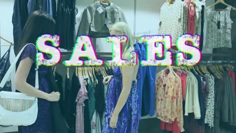 texto blanco de ventas en primer plano con 2 mujeres haciendo compras