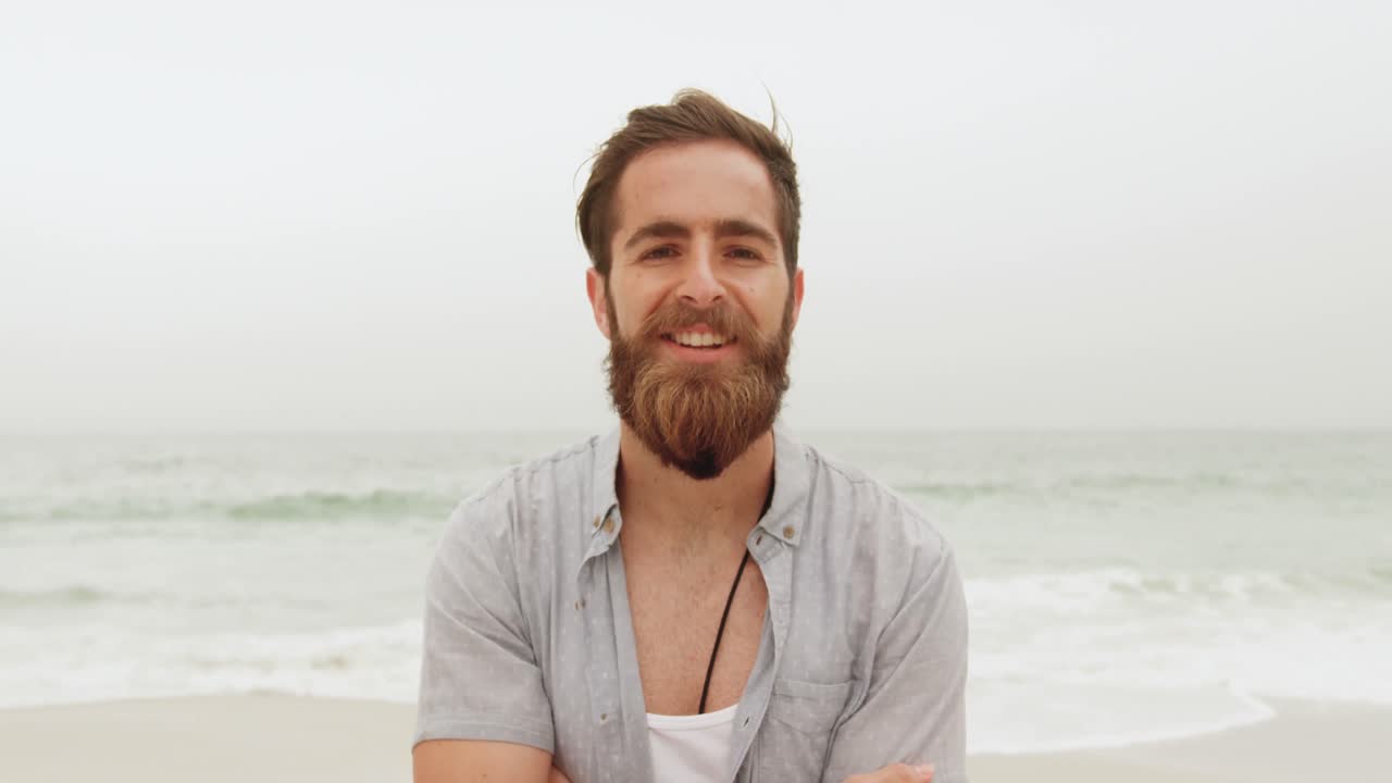 vista frontal de un hombre caucásico relajándose en la playa 4k