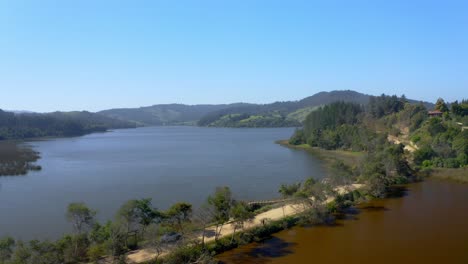 Laguna-Torca,-Región-Curicó-Del-Maule,-Viaje-A-Través-De-Chile-Tiro-De-Drone-Tiro-Ancho-Viajando