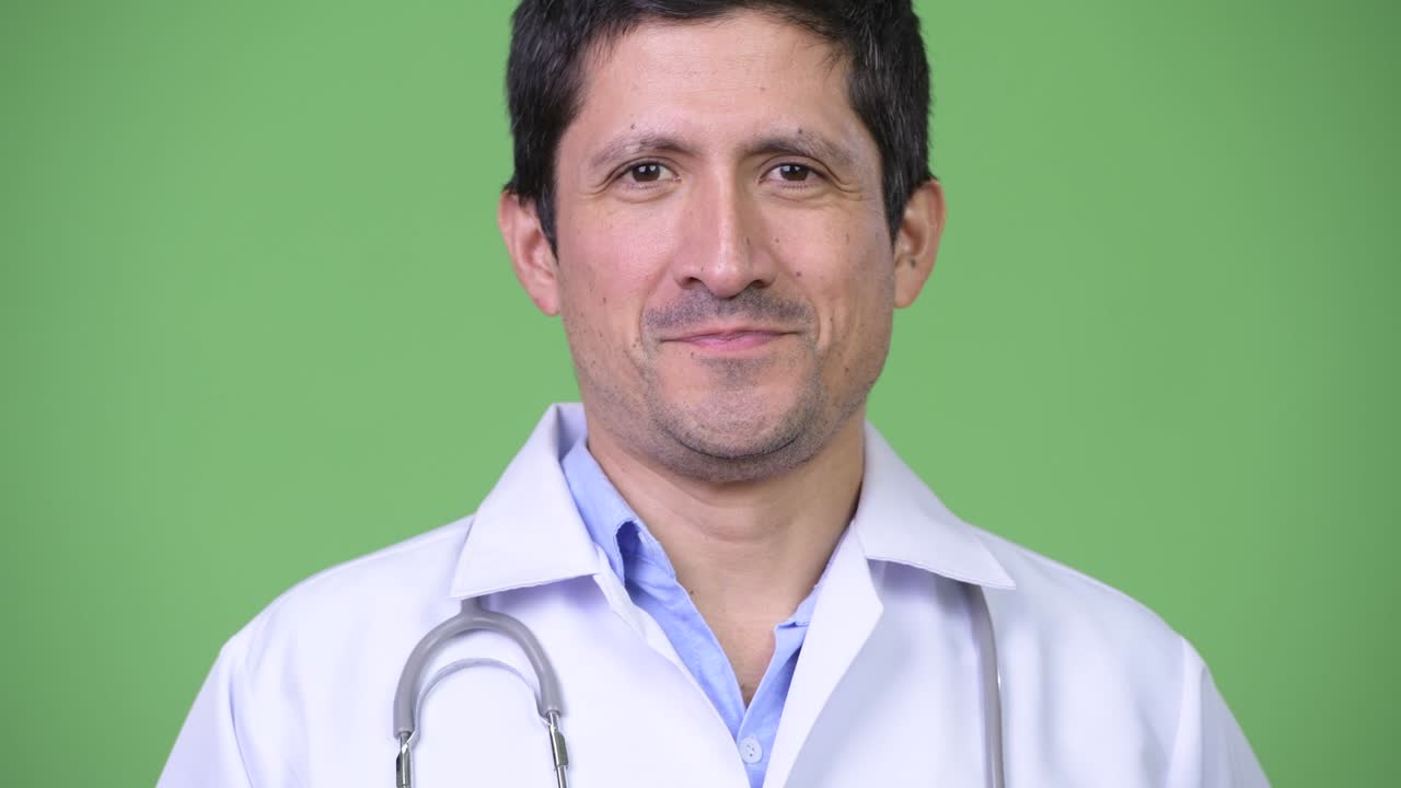 Close-up de médico hispânico sorrindo