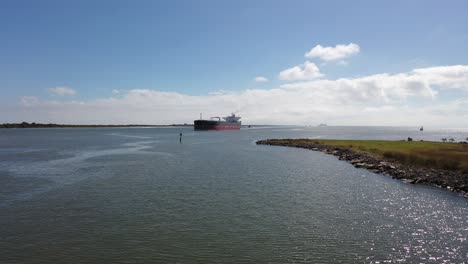 Barco-Mercante-En-El-Río-San-Jacinto-Acercándose-Al-Punto-De-Morgan-En-Laporte,-Texas