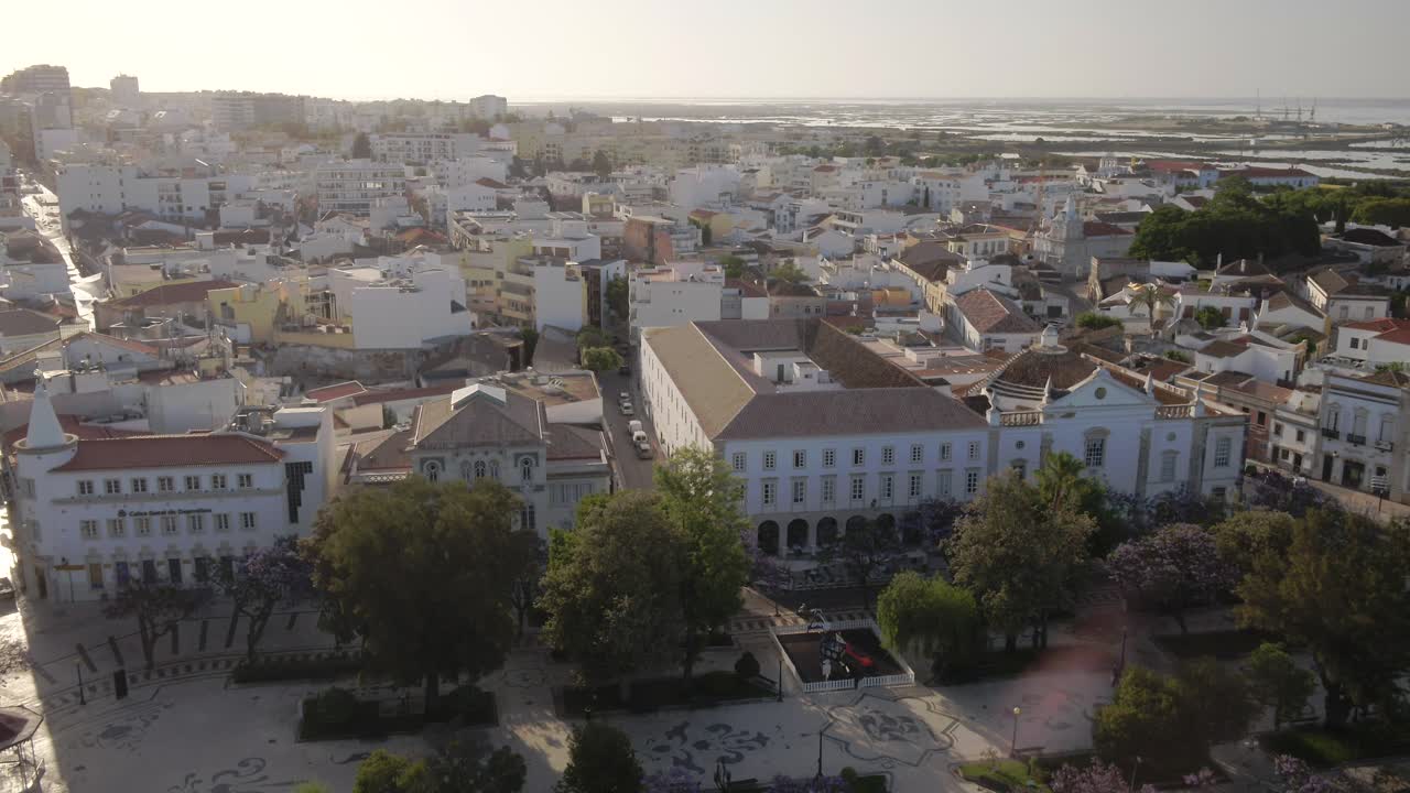 drone vuela sobre el increíble paisaje urbano tradicional europeo de faro en la región del algarve portugal durante la puesta de sol, aéreo
