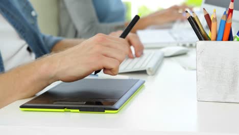 primer plano de un joven trabajando en su escritorio