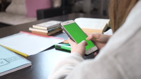 usando el teléfono con pantalla verde