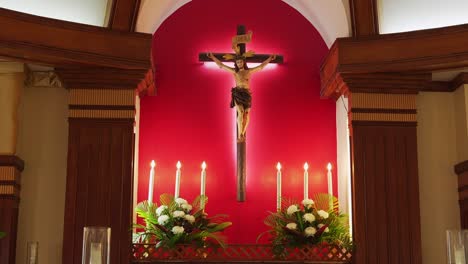 Toma-Panorámica-De-Un-Crucifijo-Dentro-De-Una-Iglesia-Católica.