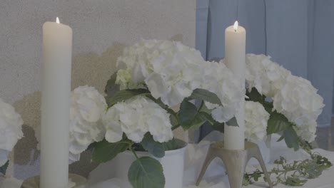 dos velas arden y parpadean en un pequeño altar