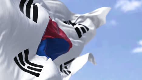 detallado primer plano de la bandera nacional de corea del sur ondeando en el viento en un día despejado