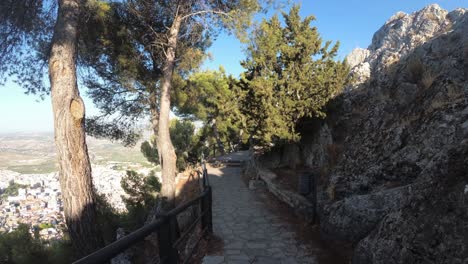 Castillo-De-Jaen,-Spanien-Jaens-Burg-Fliegende-Und-Bodenaufnahmen-Von-Dieser-Mittelalterlichen-Burg-Am-Nachmittag-Im-Sommer,-Es-Zeigt-Auch-Die-Stadt-Jaen,-Die-Mit-Einer-Drohne-Und-Einer-Action-kamera-Mit-4k-24fps-Unter-Verwendung-Von-Nd-filtern-Aufgenommen-Wurde-17