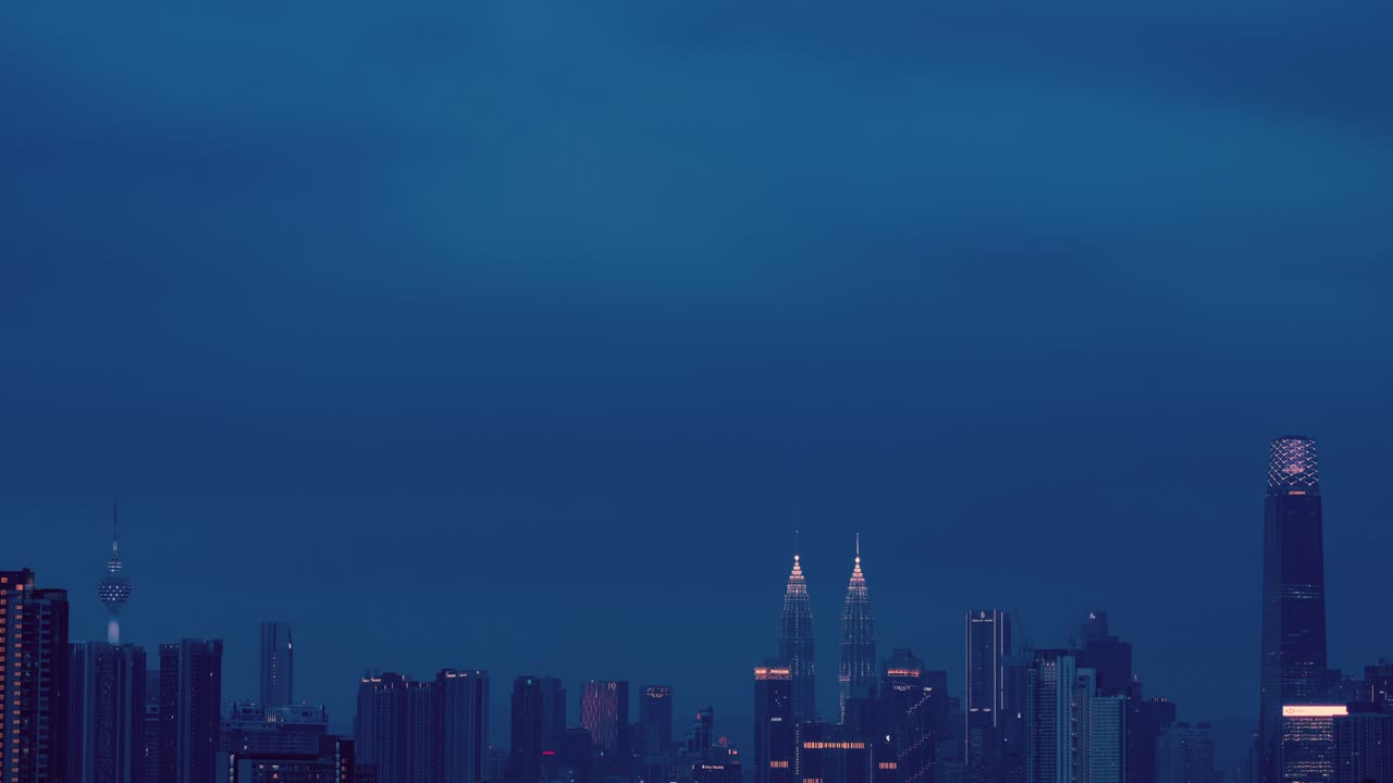 Time lapse al atardecer del skyline de Kuala Lumpur, con las Torres Petronas y el Exchange