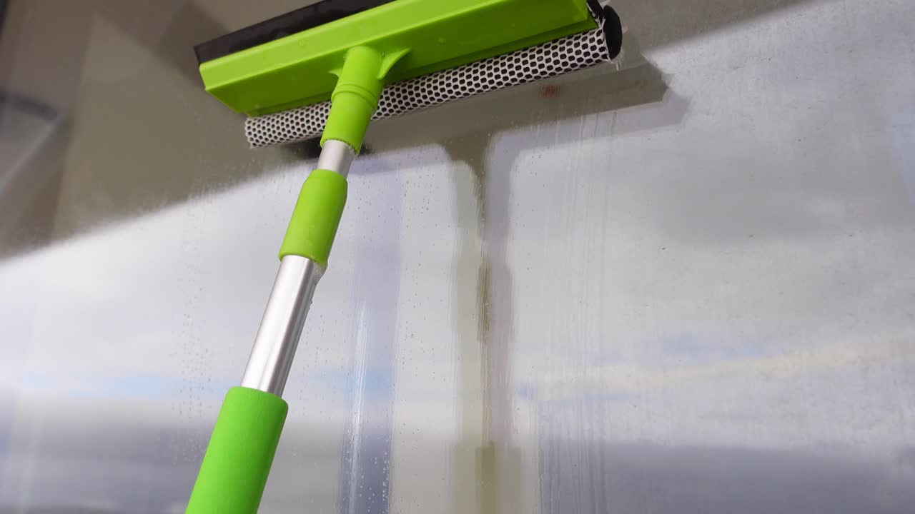 limpieza de ventanas con limpiador