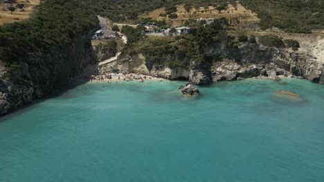 希臘薩金索斯島 (zakynthos island) 的西吉亞 (xigia) 硫<unk>海灘 (sulphur beach) 坐落在陡峭的岩石上