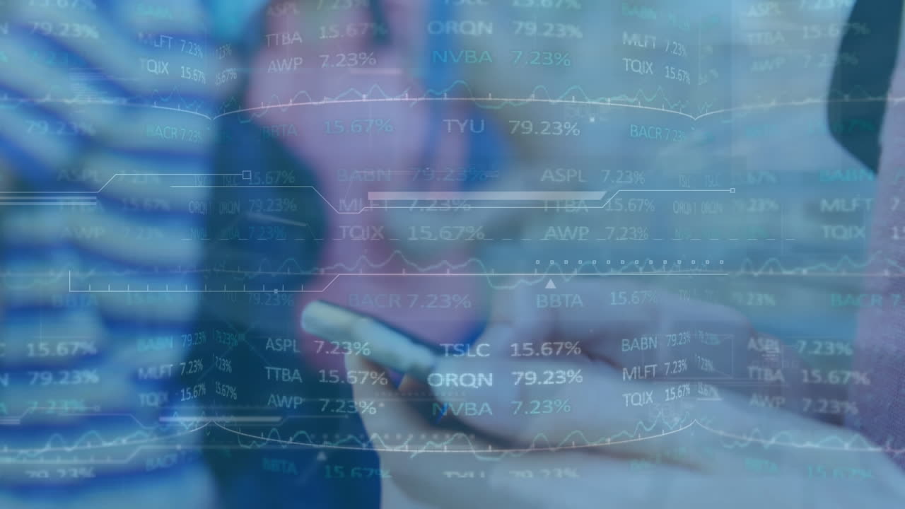 animación del procesamiento de datos sobre una mujer caucásica que usa un teléfono inteligente