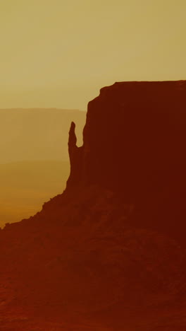 majestuoso atardecer sobre un cañón del desierto