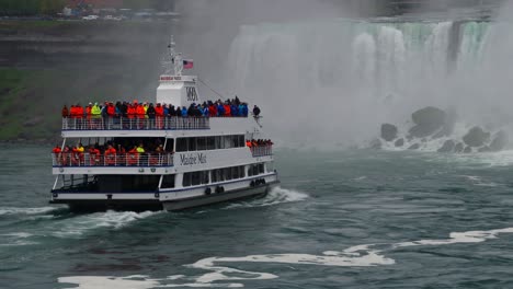 maid of the mist boat tour at niagara falls