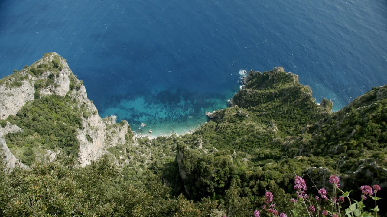 vista de arriba hacia abajo del mar de capri, en italia, desde monte solaro, el punto más alto de la isla