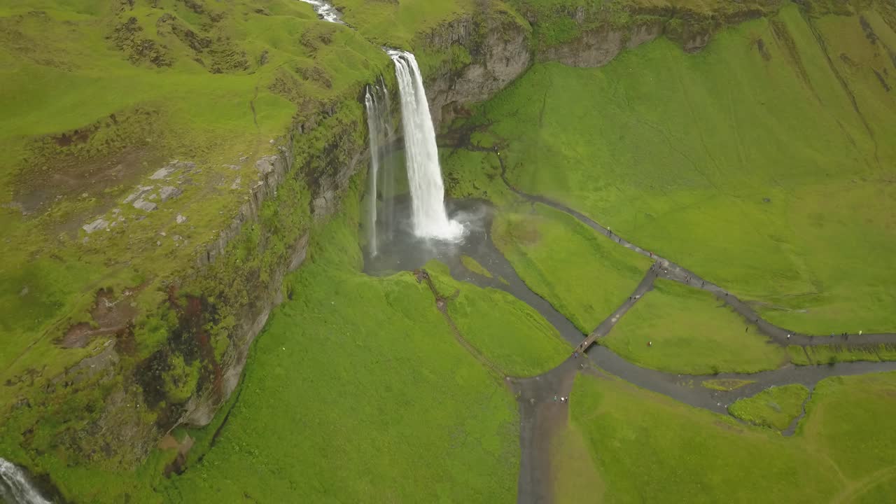 vista aérea de una cascada en islandia