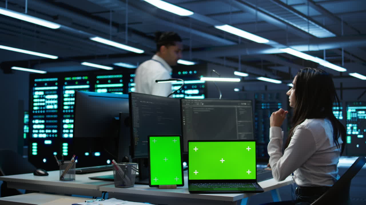 ingenieros en el centro de datos monitorean las amenazas de seguridad utilizando dispositivos de clave de croma