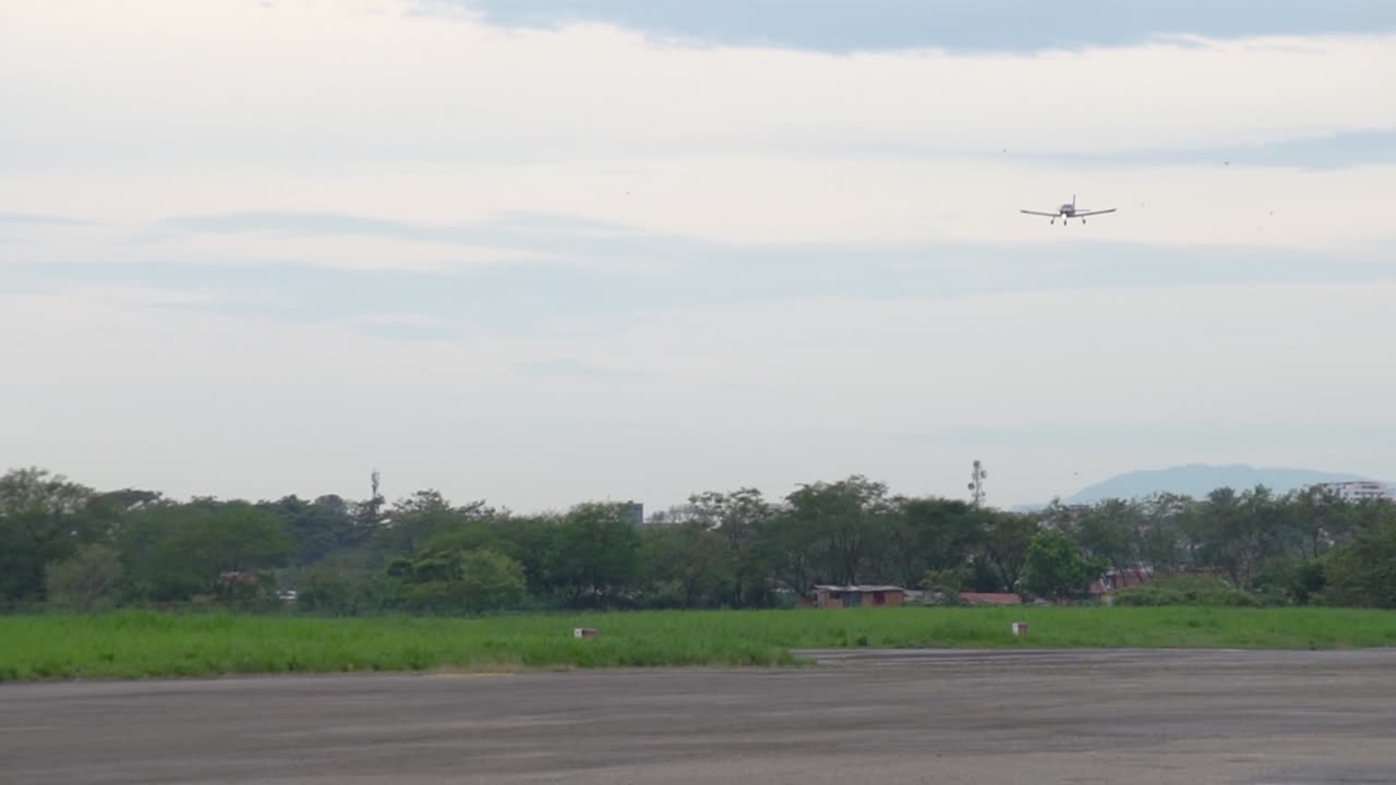 슬로우 모션으로 비행기 착륙