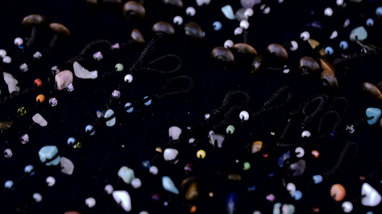 아시아, 태국 의 상점 선반 에 있는 기념품 구슬