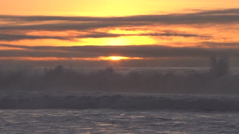 Las-Mareas-Reales-De-California-Traen-Grandes-Oleajes-Y-Elevan-El-Nivel-Del-Mar-A-Lo-Largo-De-La-Costa-Del-Pacífico